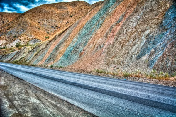 Rocas Multicolores Las Montañas Kirguistán Enfoque Selectivo — Foto de Stock