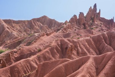 Kırgızistan 'ın dağlarında çamur farklı renklerdedir..