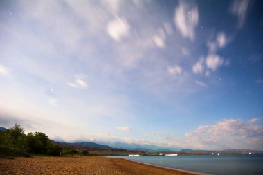 Yıldızların gece manzarası, dağ gölü, seçici odak,