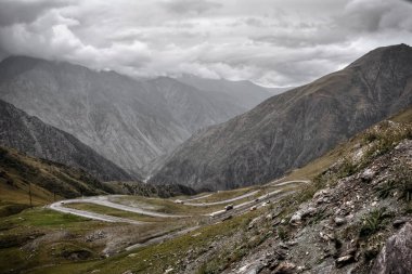 Alp geçidi Çok Ashuu Kırgızistan, dağlık büyük yol