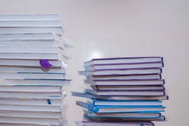 Birbiri üzerine yığılmış bir yığın kitap.