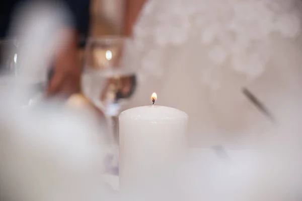 Égő Gyertya Fehér Keretben Menyasszony Vőlegény Hátterében — Stock Fotó