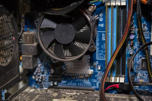 Bilgisayar içeriği, ana kart, RAM, soğutucu.