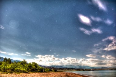 Yıldızların gece manzarası, dağ gölü, seçici odak,