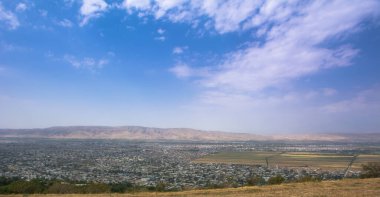 Celal Abad Kırgızistan 'ın doğu yakasından Panorama.