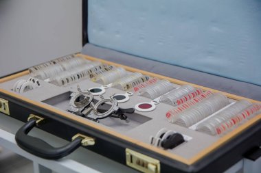 Oftalmolog kiti, mercekli çanta ve görüş kontrolü için gözlük..