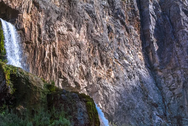 Водопад Вырывающийся Скалы Ошская Область Кыргызстан — стоковое фото
