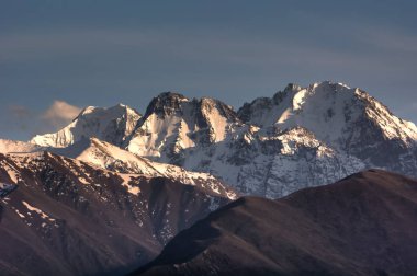 Dağ geçidi TooAshuu, Kırgızistan, Bahar