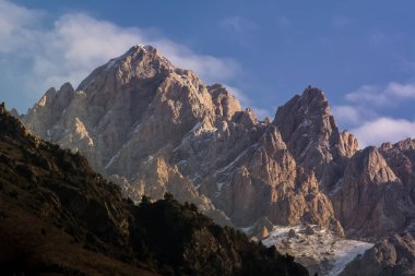 Chichkan Vadisi, Kırgızistan 'da kayalar