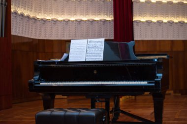 Filarmoni orkestrasında siyah piyano.