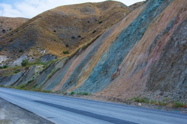 Kırgızistan dağlarındaki çok renkli kayalar, seçici odaklanma