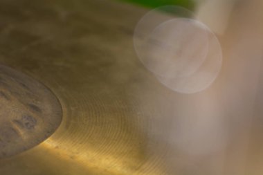 Davul zili bulanık, zillerin yansımaları altın bokeh verir..