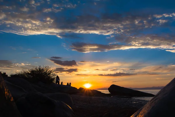 Dağda gün batımı Issyk Kul Kırgızistan,