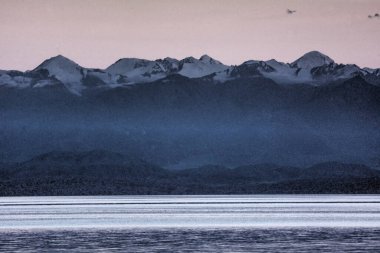 Dağda gün batımı Issyk Kul Kırgızistan,