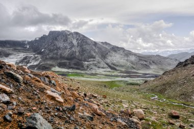 Otmok Kırgızistan 'ı geçmek, Seçici odak