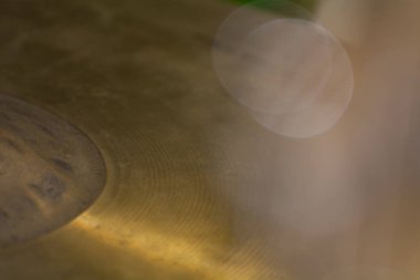 Davul zili bulanık, zillerin yansımaları altın bokeh verir..