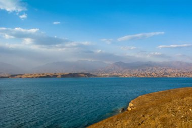 Kırgızistan 'daki Toktogul Dağı eteğindeki dalgalı dağlar.