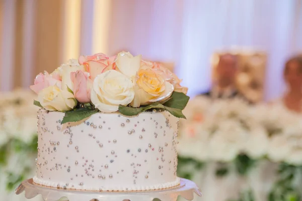 Wedding Cake Decorated Chewy Roses — Stock Photo, Image