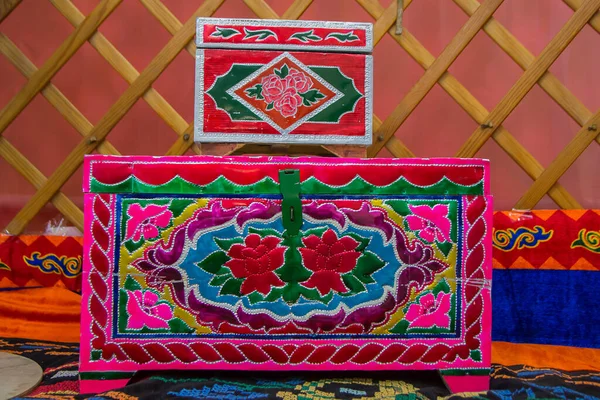 Kırgız Ulusal Sandığı, metalle süslenmiş şeyler için.