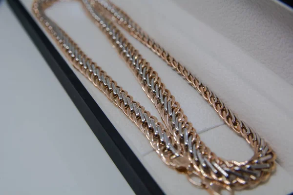 Altın zincir, mücevher, beyaz ve sarı altın. Seçici odak