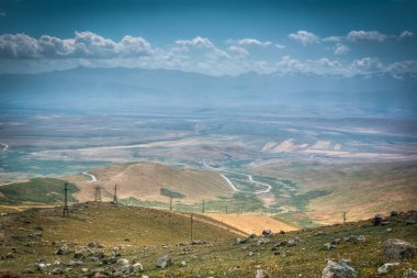 Dağ geçidi TooAshuu, Kırgızistan, Bahar