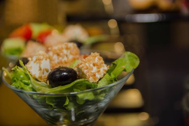 Açık büfe için salata, altın arka planda.