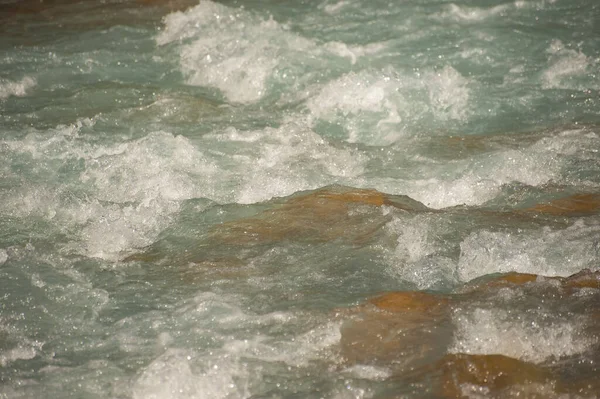 Ala-Archa dağ nehrinde akıntılar