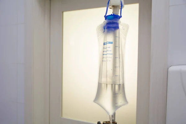 Damlatıcı, damara sıvı enjekte etmek için tıbbi torba.,