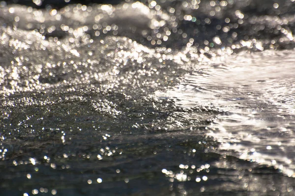 Nehirdeki buzların arasına su sıçrattı.