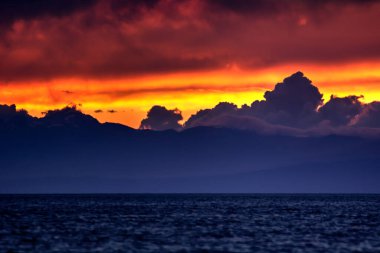 Dağda gün batımı Issyk Kul Kırgızistan,