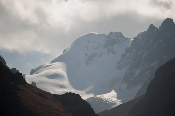 Alp buzulları doğal parktaki Ala-Archa, Kırgızistan