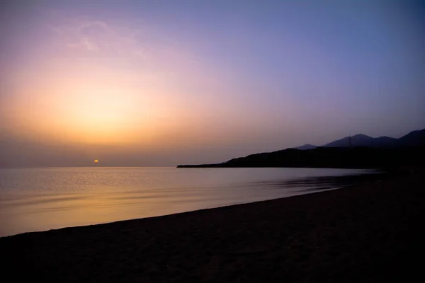 Dağlık gölün kıyısında gün doğumu Issyk-Kul Kırgızistan.