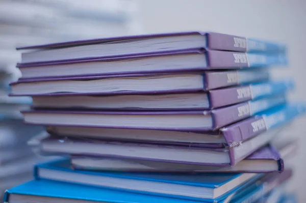 Birbiri üzerine yığılmış bir yığın kitap.