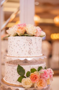 Çiğnenmiş güllerle süslenmiş düğün pastası.