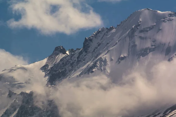 Снежные Вершины Гор Среди Облаков Киргизский Хребет Чонкурчакский Тракт Страна — стоковое фото