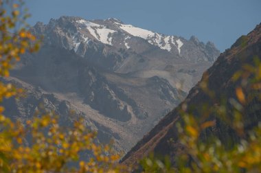 Kırgızistan 'daki Ala-Archa geçidinde sonbahar manzarası.