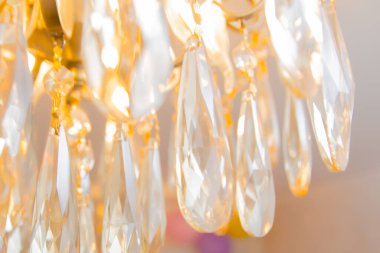 Işığın kırılmasında cam kristaller