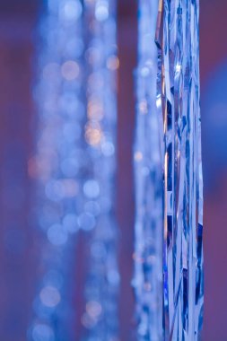 Noel süslemeleri, parlak bir arka plan ve büyük bir bokeh.