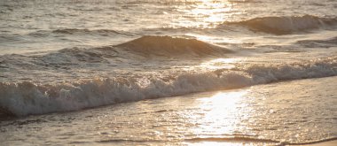 Dağ Gölü sahilinde dalga Issyk-Kul Kırgızistan