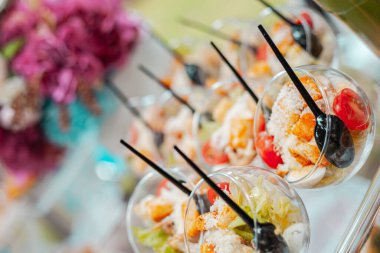 Bir kaşıkla cam kasede Yunan salatası