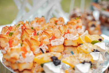 Çam fıstıklı ve peynirli aperatif ananas.