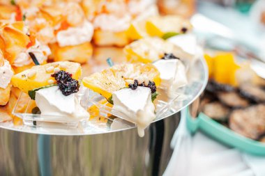 Çam fıstıklı ve peynirli aperatif ananas.