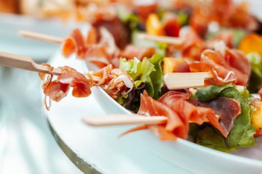 Şişte otlu et jamonu.