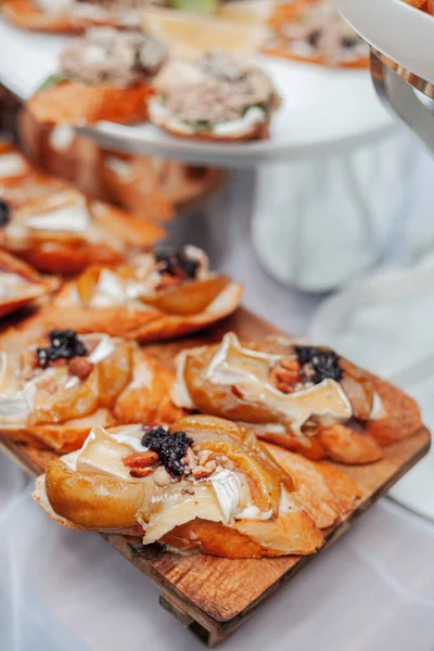 Pasticceria Sfoglia Con Camembert Noci Una Tavola Legno — Foto Stock