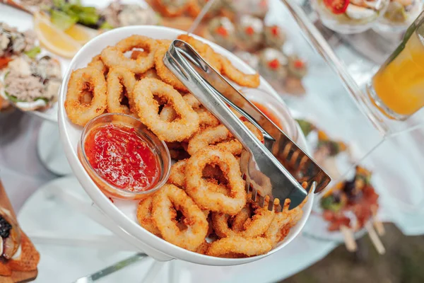 Anelli Calamari Pastella Con Salsa Piatto Bianco — Foto Stock