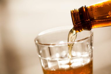 Güneşli bir günde şişeden cama bira dökülüyor. Yüksek kalite fotoğraf