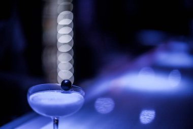 Klasik sek martiniyi zeytinli kapatıyoruz. - Evet. Yüksek kalite fotoğraf