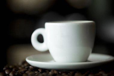 Kahve fincanı ve kahve çekirdekleri bir kafede. Hala detaylar. Yüksek kalite fotoğraf