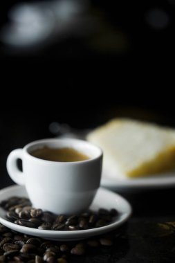 Kahve fincanı ve kahve çekirdekleri bir kafede. Hala detaylar. Yüksek kalite fotoğraf