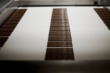 Çikolata üretim fabrikası - üretim hattı. Yüksek kalite fotoğraf çikolata üretim fabrikası - üretim hattı